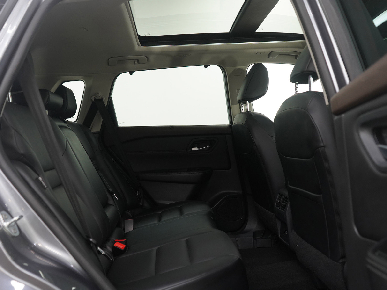 Used 2023 Nissan Rogue SV w/ SV Premium B Package image 12