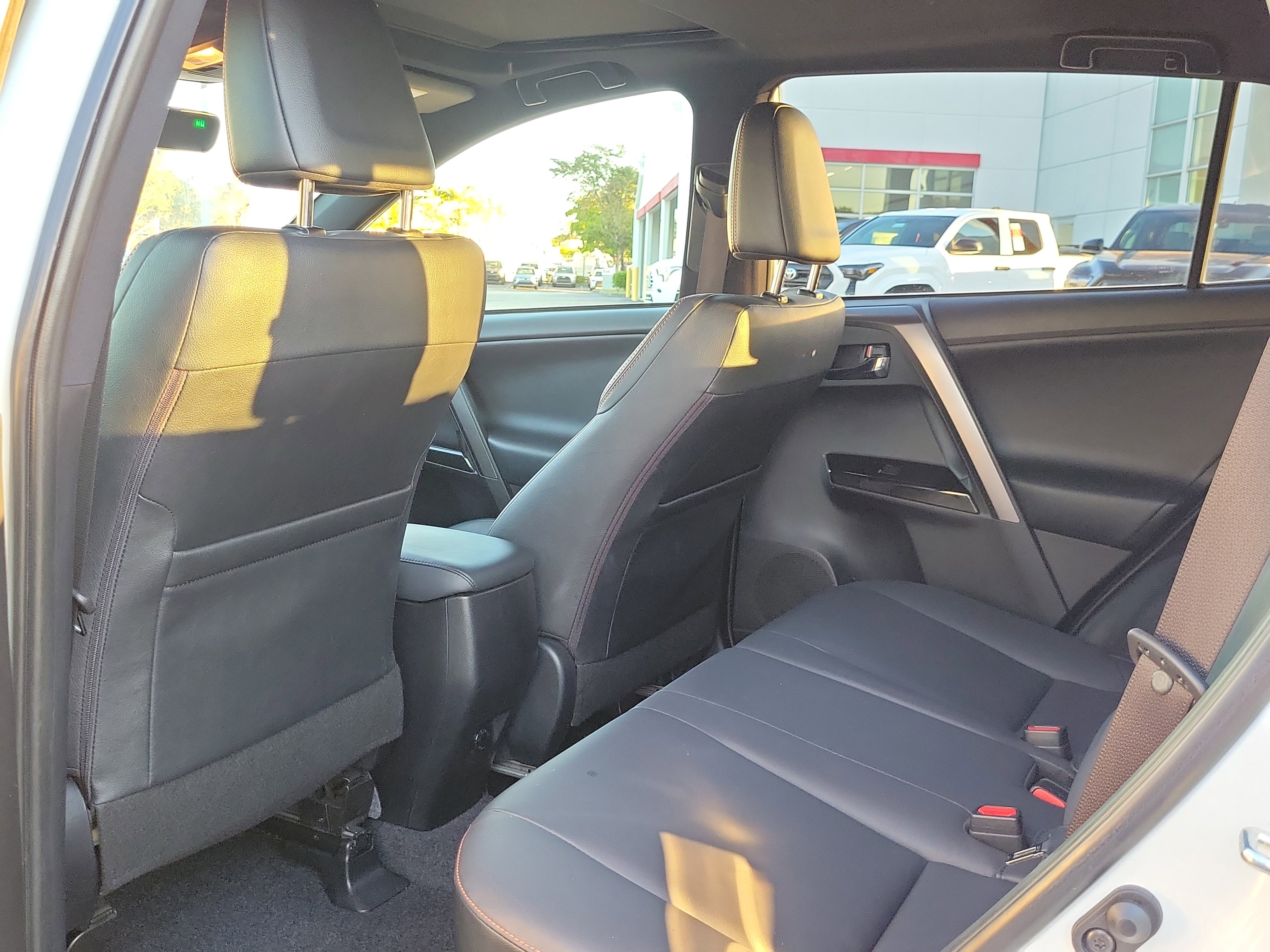 Used 2018 Toyota RAV4 SE image 9