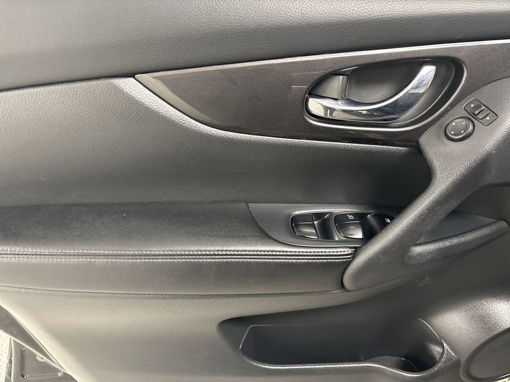 Used 2019 Nissan Rogue SV image 11