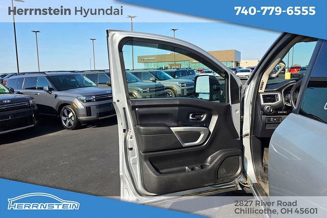 Used 2018 Nissan Titan SV AWD/4WD image 14