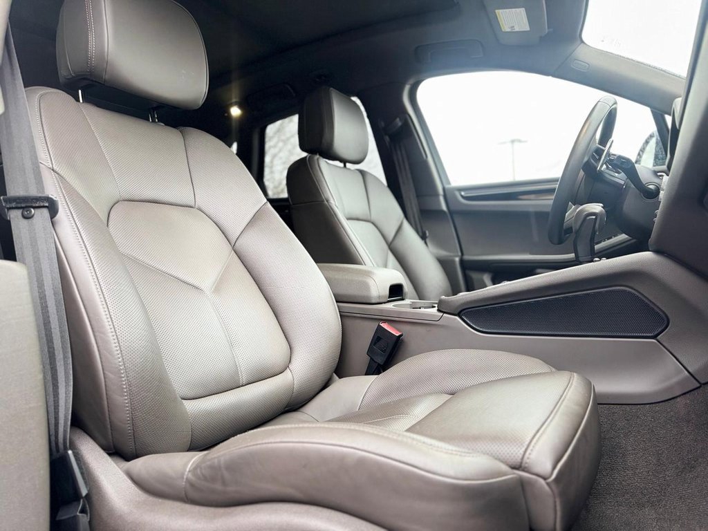 Used 2022 Porsche Macan w/ Premium Package Plus image 22