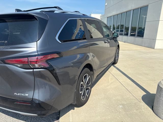 Used 2025 Toyota Sienna Platinum AWD/4WD image 5