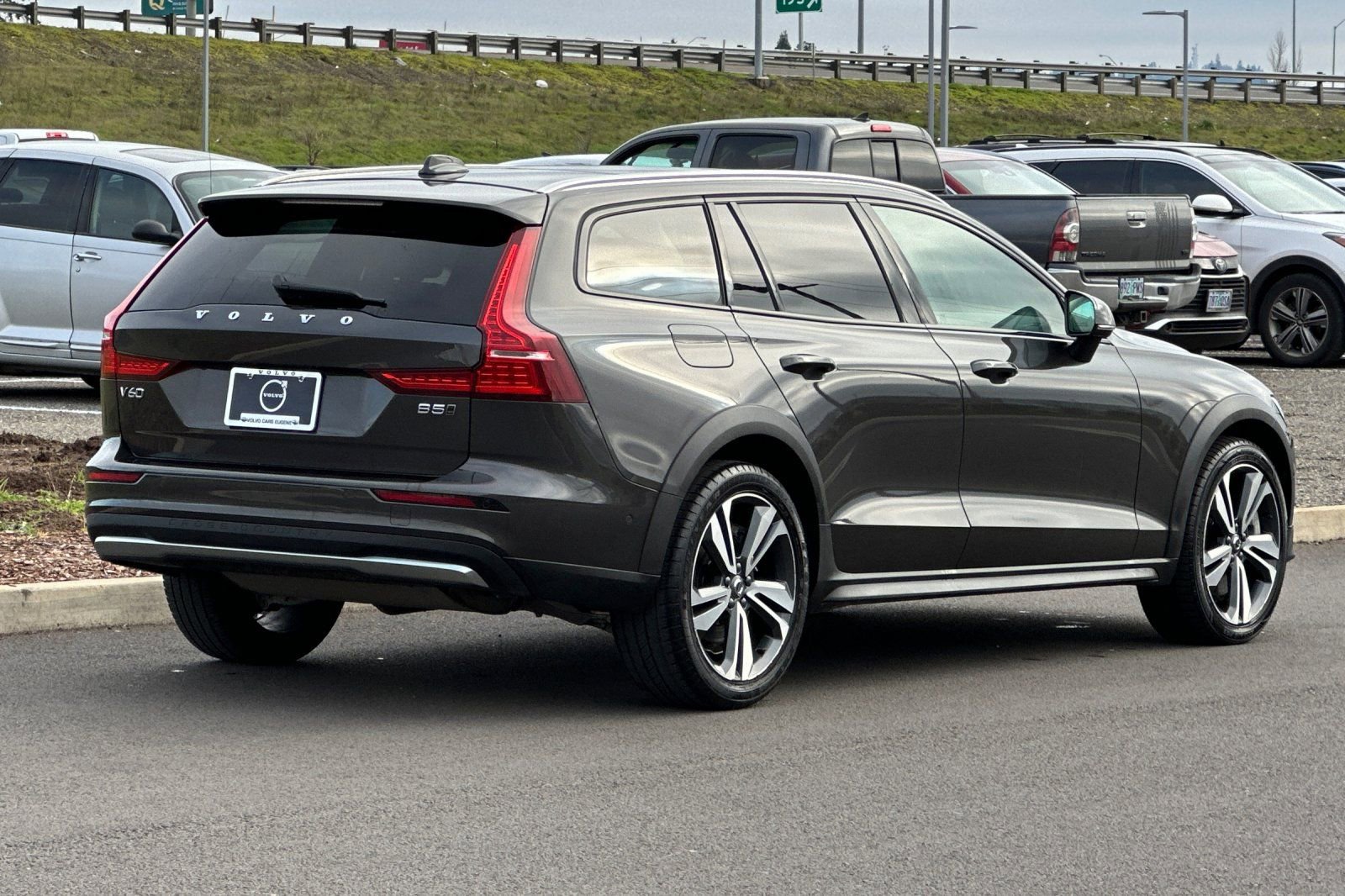 Used 2025 Volvo V60 B5 Cross Country Plus image 3