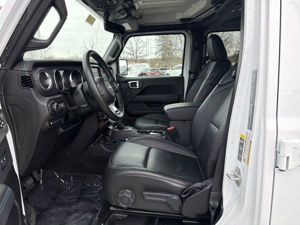 Used 2022 Jeep Wrangler Unlimited Rubicon 4xe w/ Cold Weather Group AWD/4WD image 12