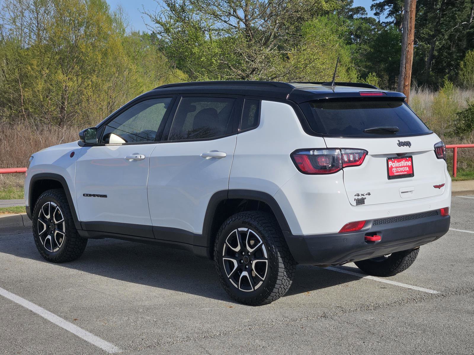 Used 2025 Jeep Compass Trailhawk image 4