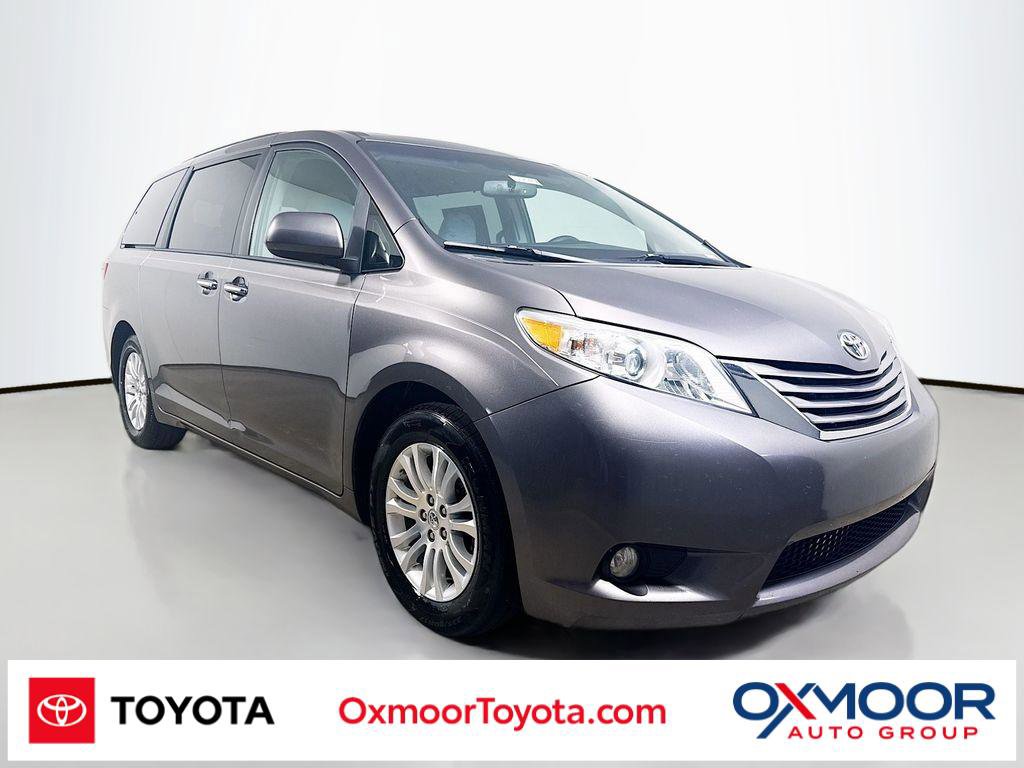 Used 2017 Toyota Sienna XLE w/ XLE Navigation Package FWD video 1
