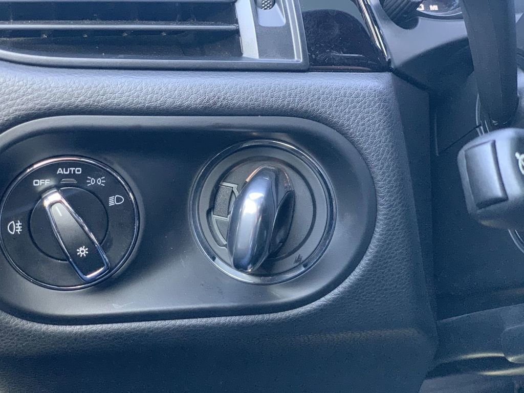 Used 2023 Porsche Macan Base image 14