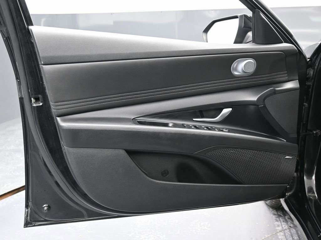 Used 2022 Hyundai Elantra Limited image 40