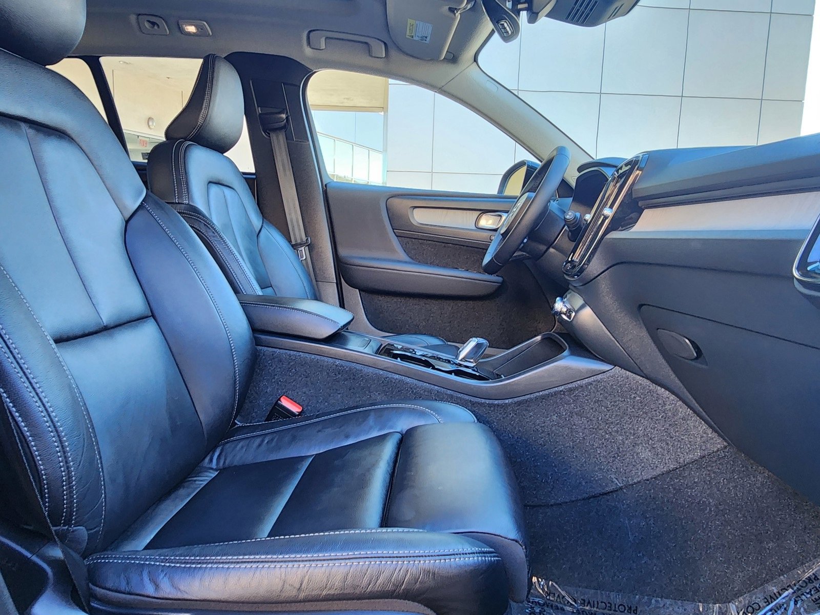 Used 2023 Volvo XC40 B4 Ultimate image 52