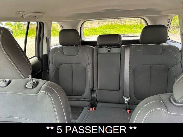 Used 2023 Jeep Grand Cherokee Laredo AWD/4WD image 3