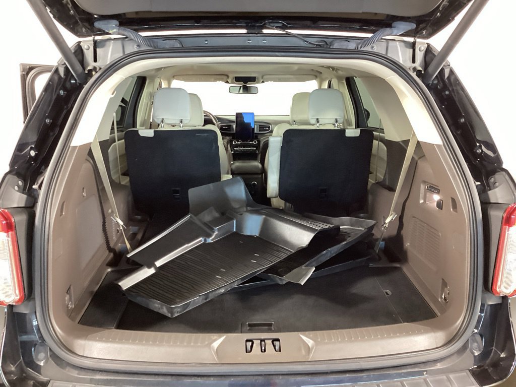 Used 2022 Ford Explorer Platinum w/ Equipment Group 601A AWD/4WD image 34