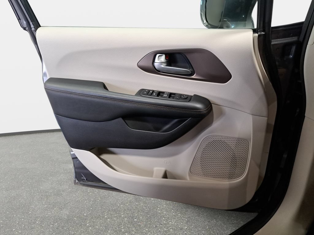 Used 2017 Chrysler Pacifica Touring-L FWD image 28
