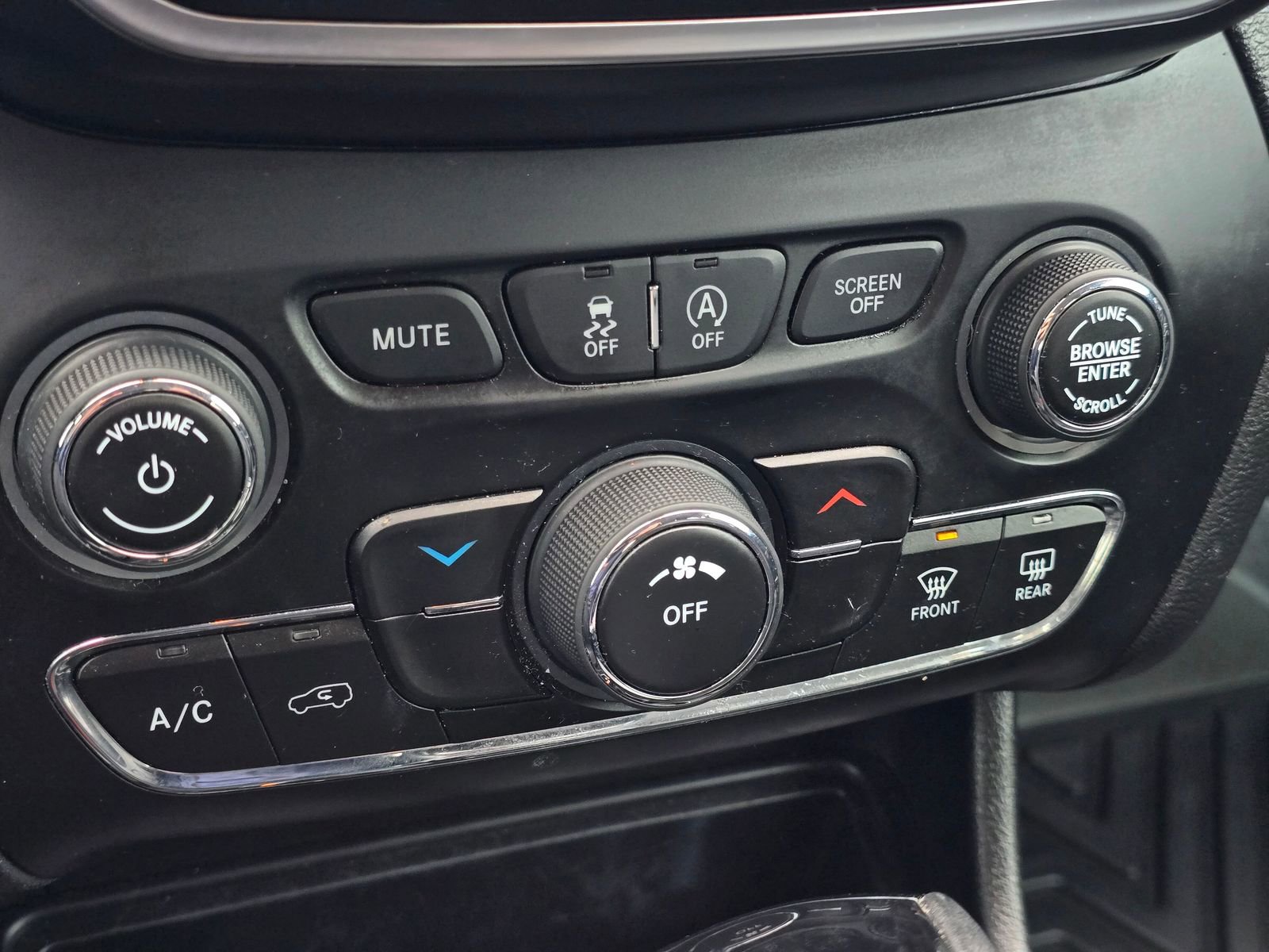 Used 2019 Jeep Cherokee Latitude Plus AWD/4WD image 30
