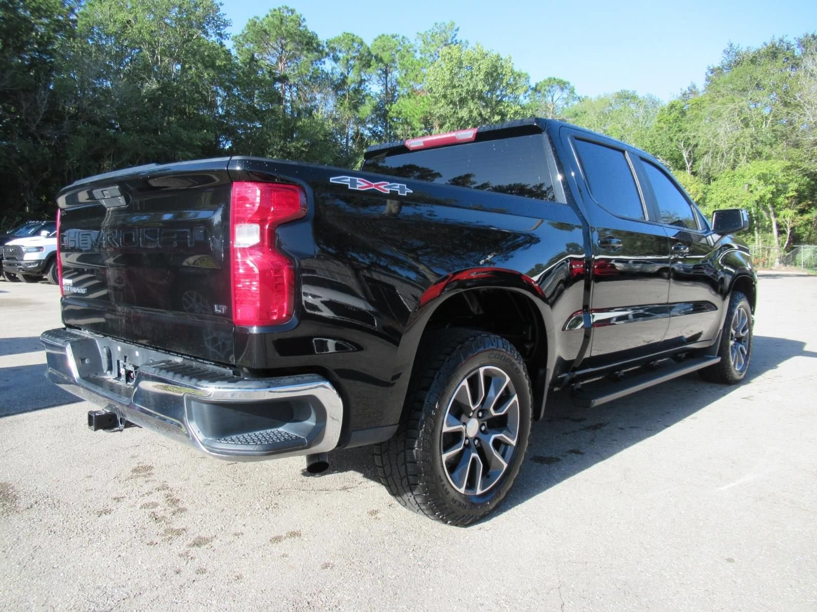 Used 2022 Chevrolet Silverado 1500 LT AWD/4WD image 7