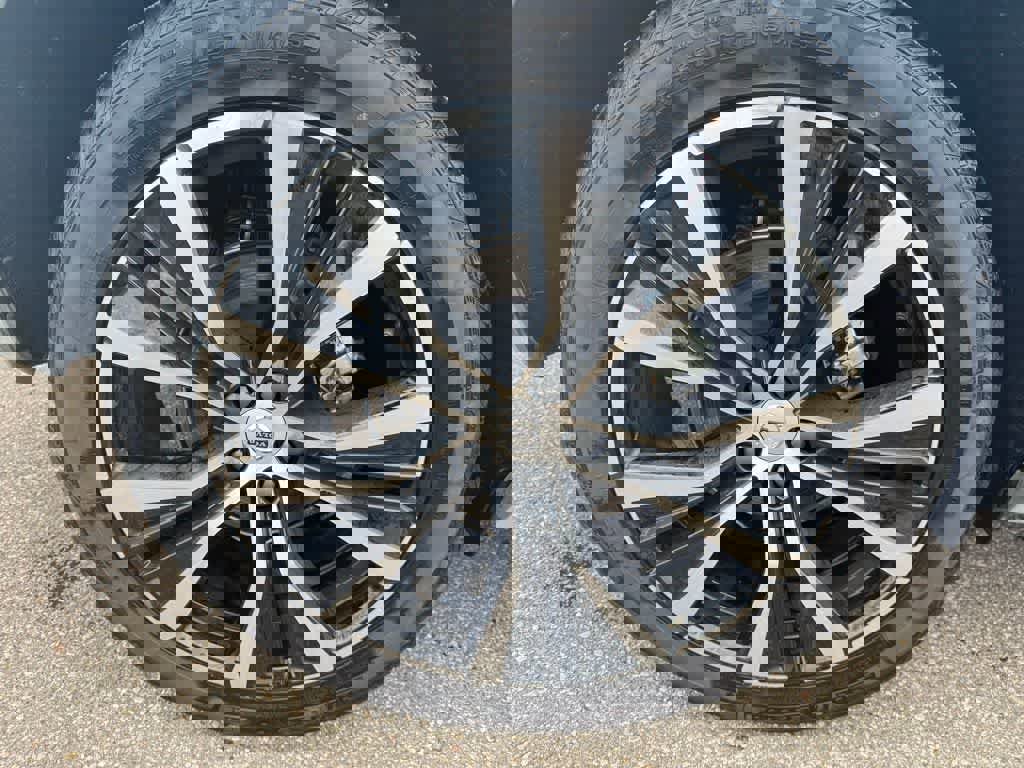 Used 2025 Volvo XC60 B5 Ultra image 13