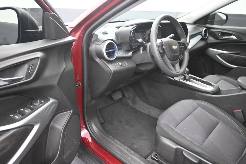 Used 2025 Chevrolet Trax LS FWD image 10