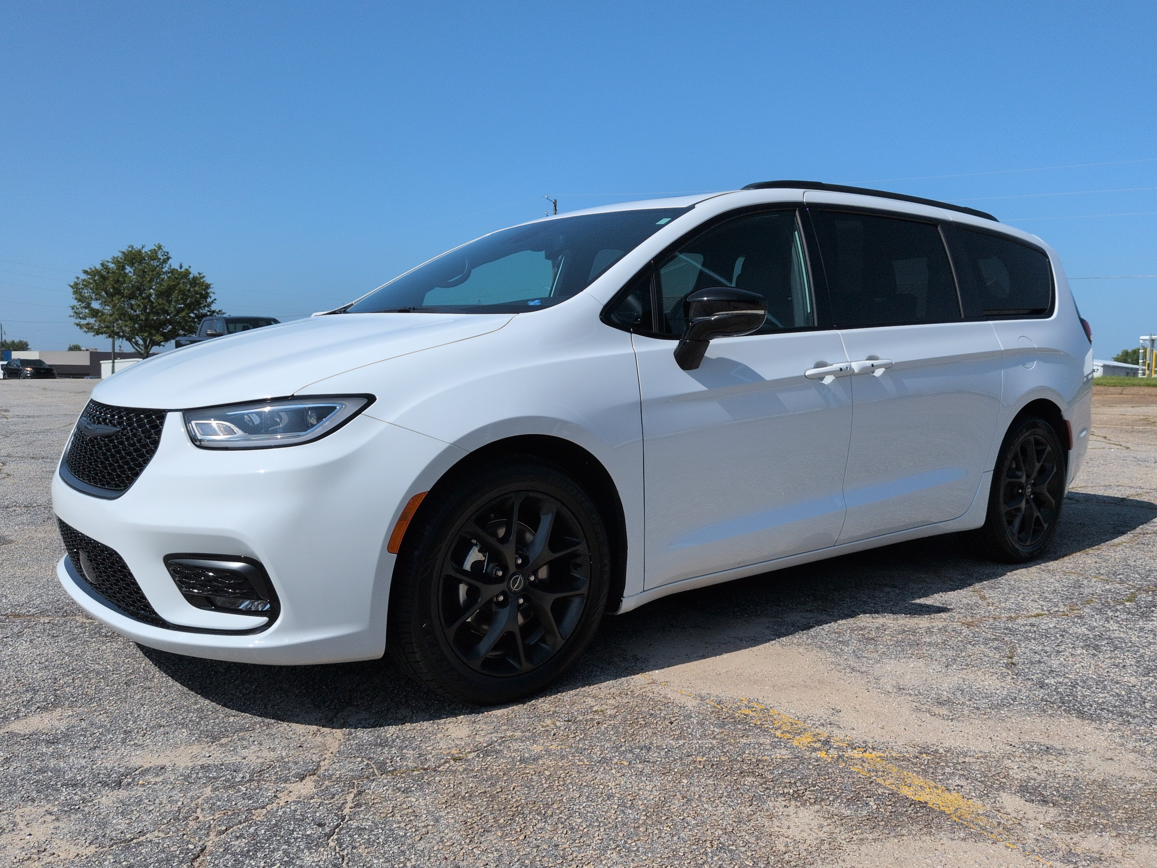 Used 2025 Chrysler Pacifica Limited FWD image 6