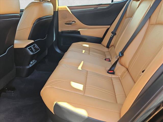 Used 2024 Lexus ES 300h w/ Luxury Package FWD image 19