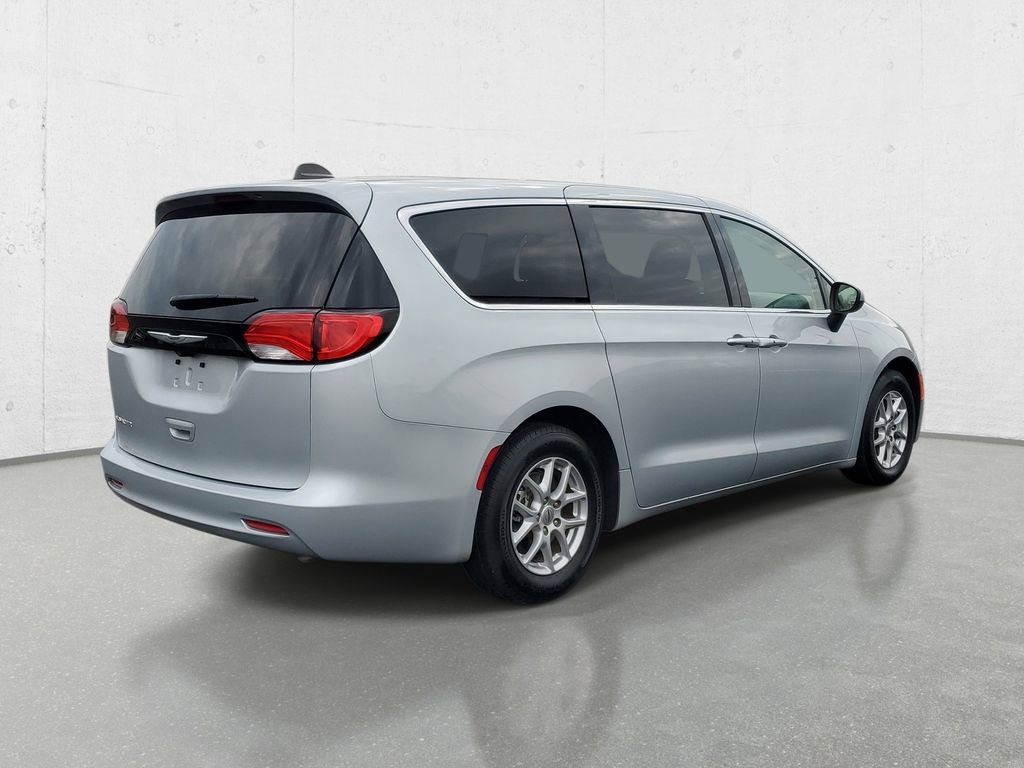 Used 2022 Chrysler Voyager LX FWD image 7
