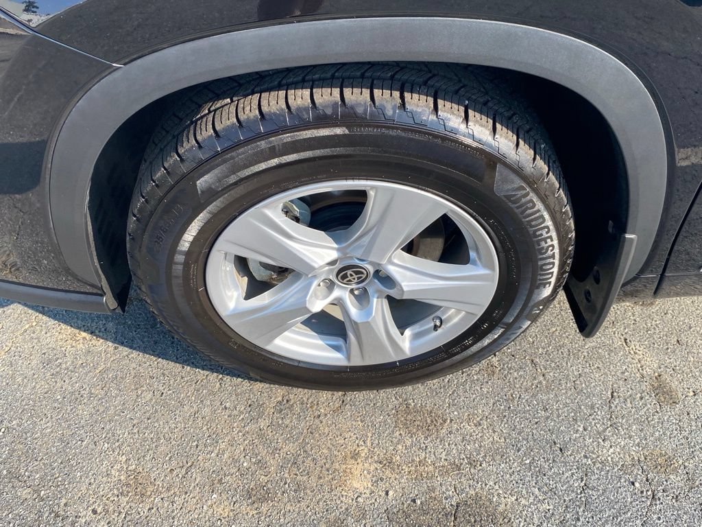 Used 2024 Toyota Highlander LE AWD/4WD image 19