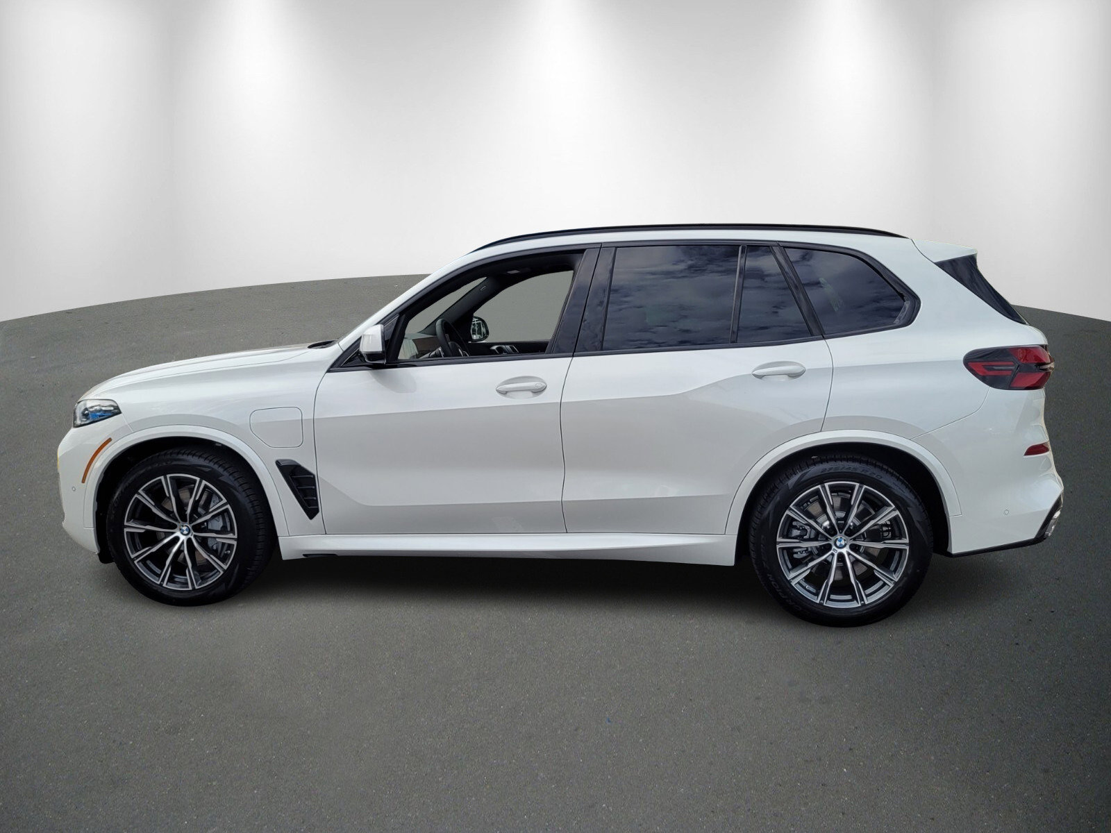 New 2026 BMW X5 xDrive50e w/ M Sport Package image 4