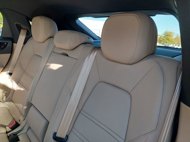 Used 2023 Porsche Cayenne Platinum Edition image 32