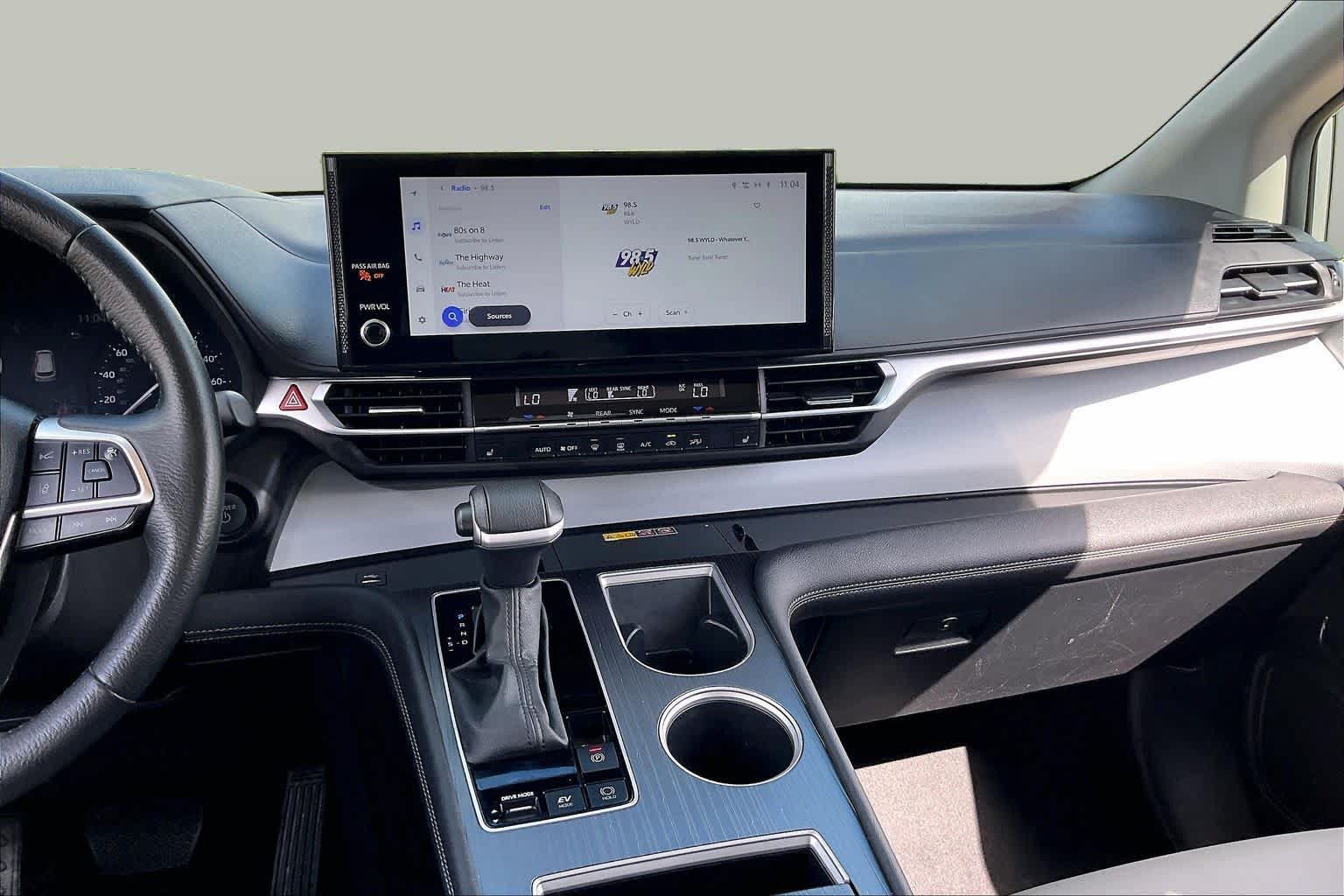 Used 2025 Toyota Sienna XLE FWD image 7