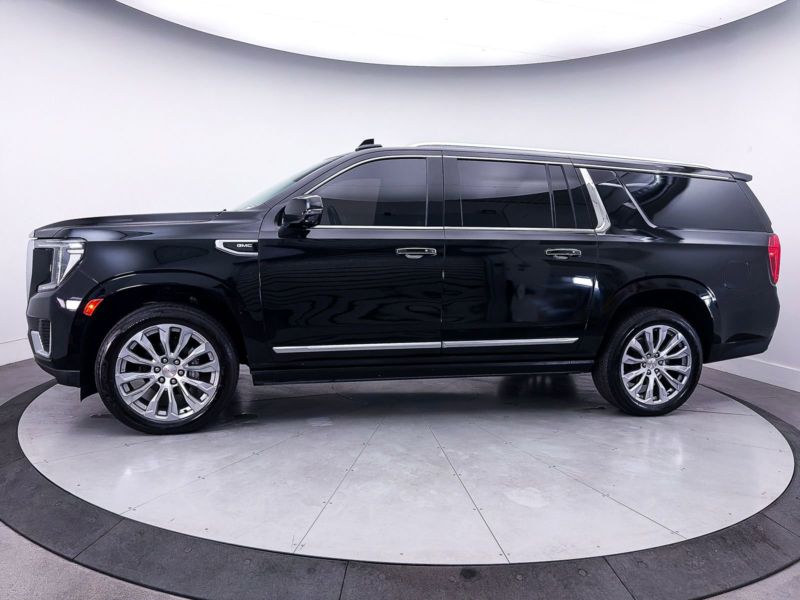 Used 2023 GMC Yukon XL Denali AWD/4WD image 42