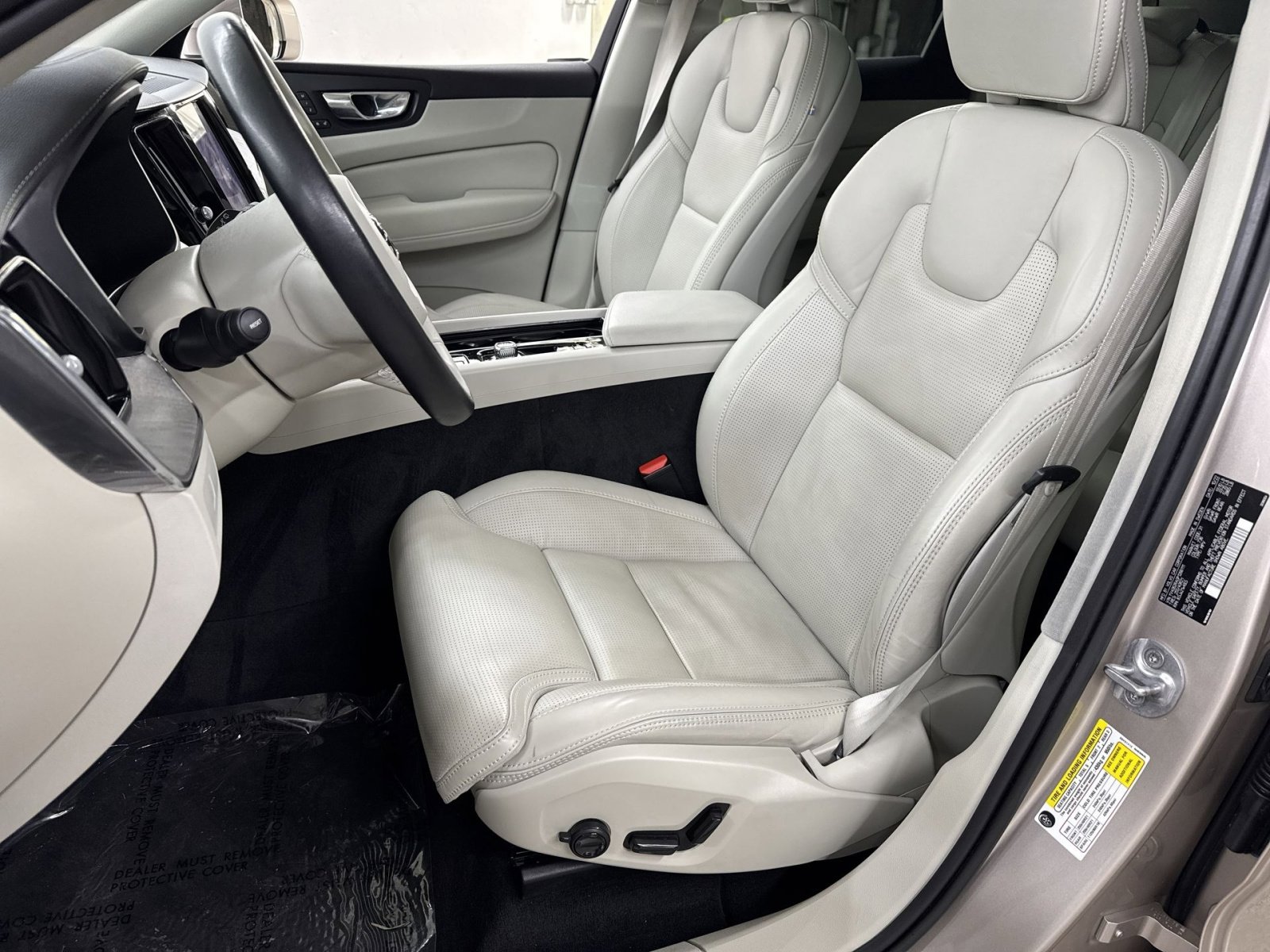 Used 2023 Volvo XC60 B6 Ultimate w/ Protection Package Premier image 17