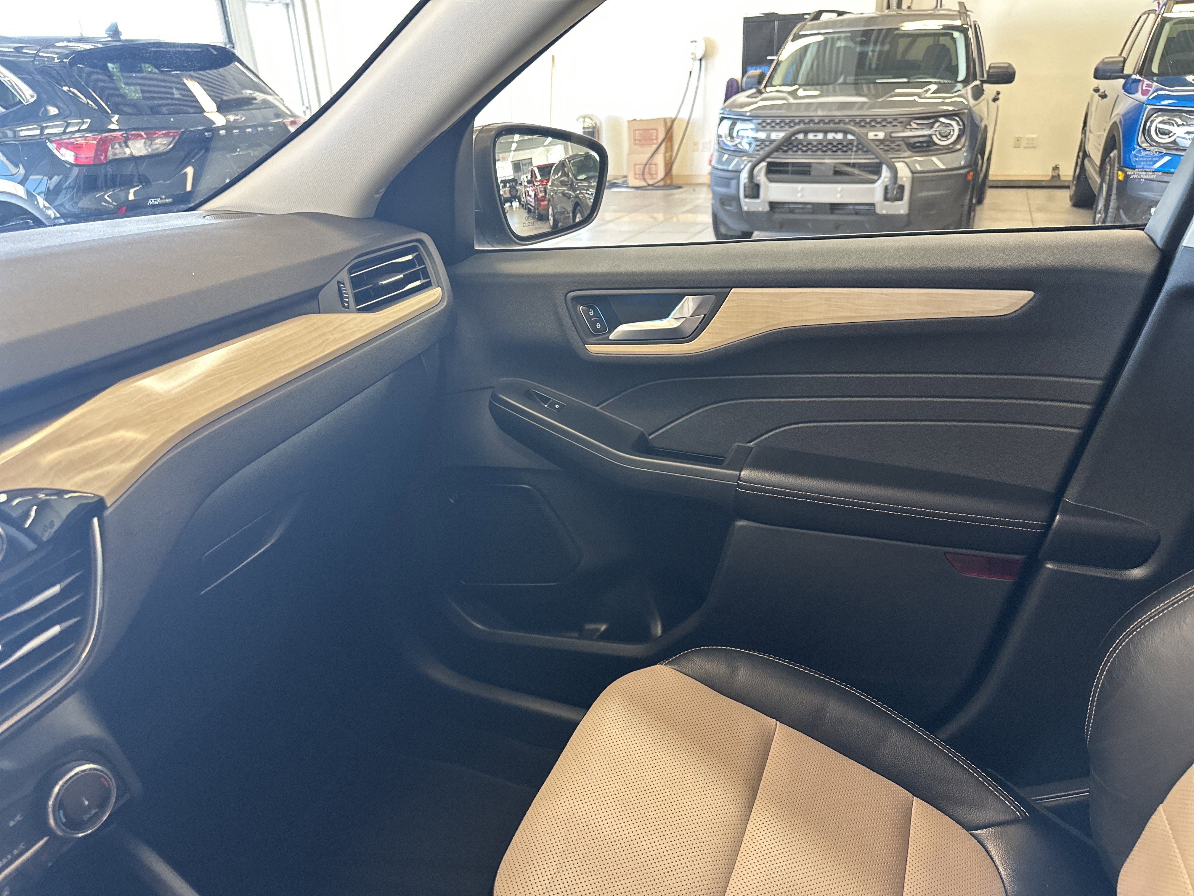 Used 2022 Ford Escape Titanium w/ Titanium Elite Package image 26