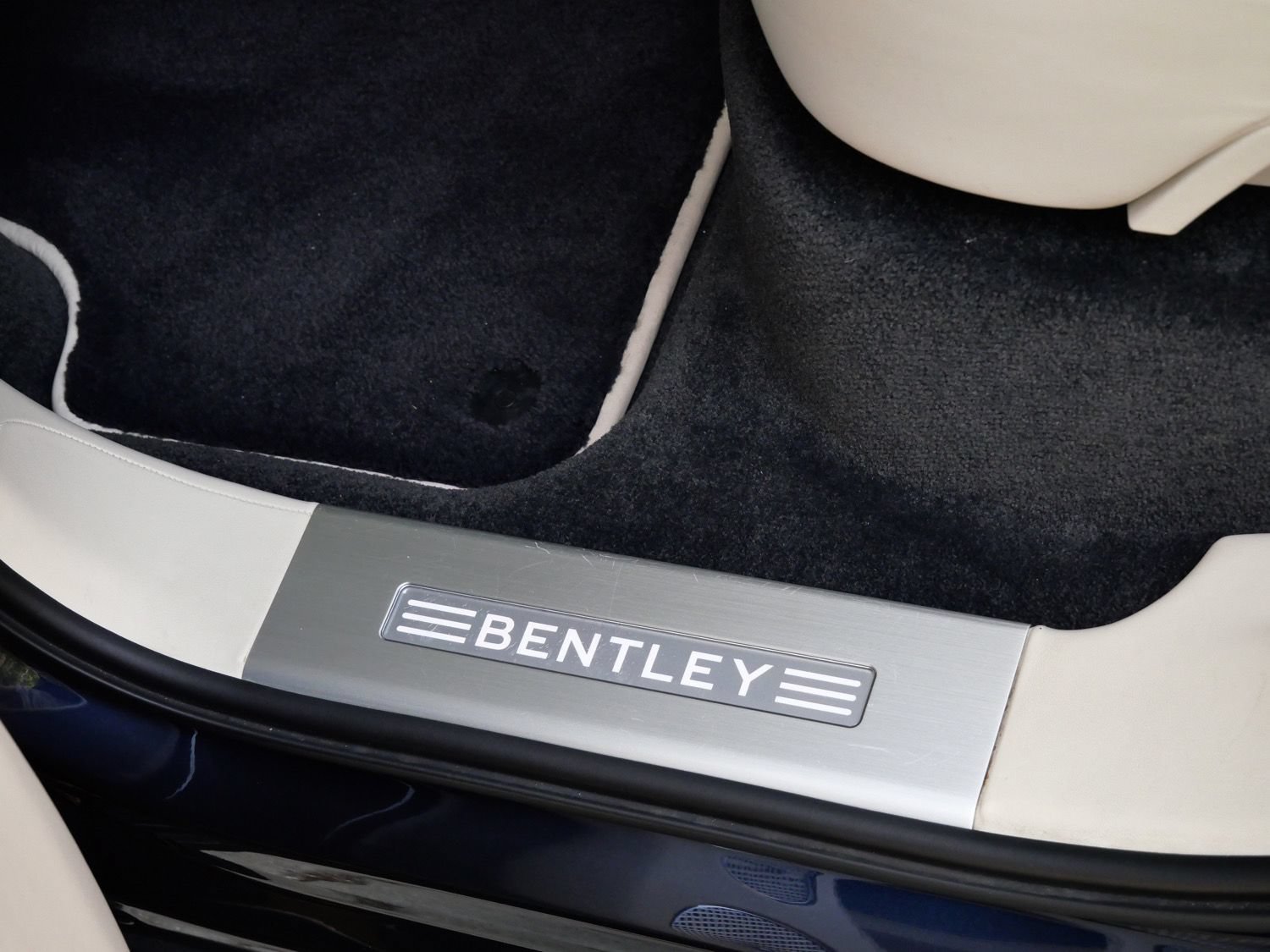 Used 2022 Bentley Bentayga AWD/4WD image 12