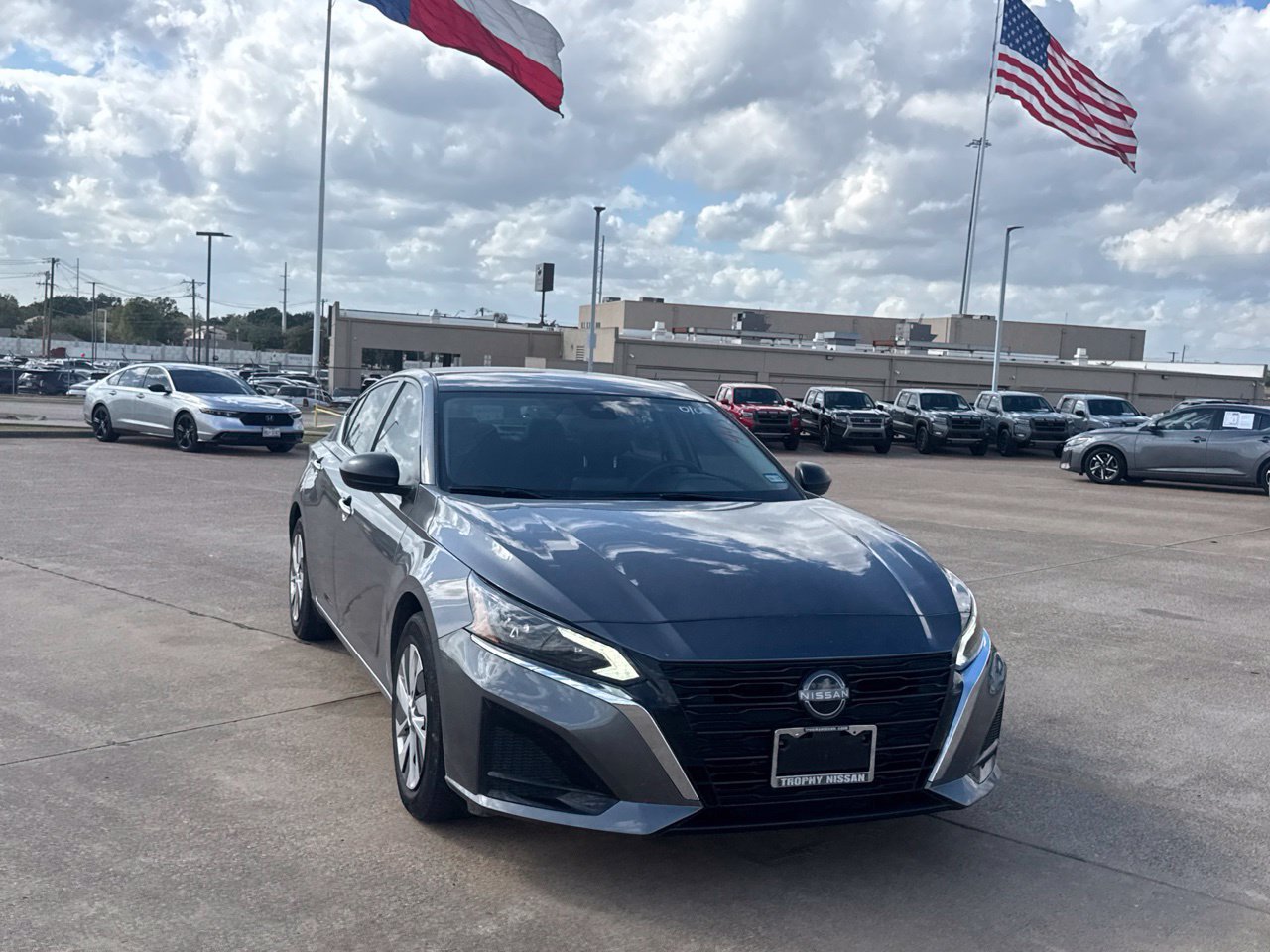 Used 2025 Nissan Altima 2.5 S FWD image 3