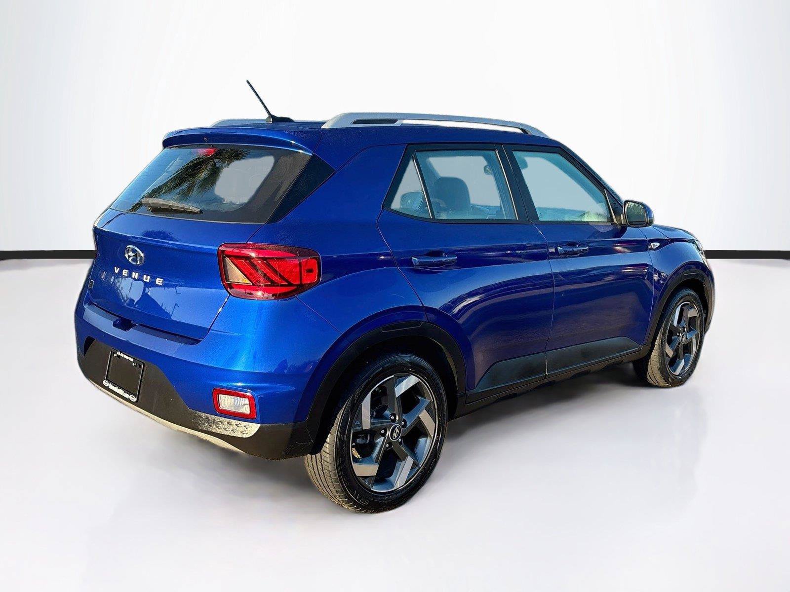 Used 2023 Hyundai Venue Limited FWD image 7