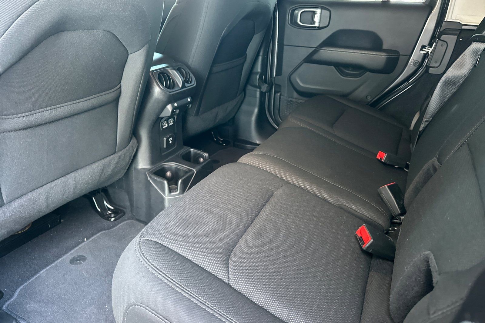 Used 2019 Jeep Wrangler Unlimited Sahara image 12