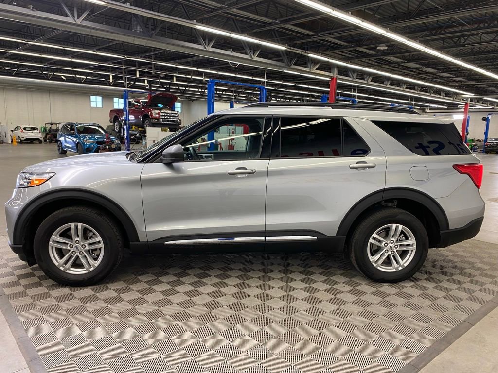 Used 2023 Ford Explorer XLT w/ Equipment Group 202A image 3