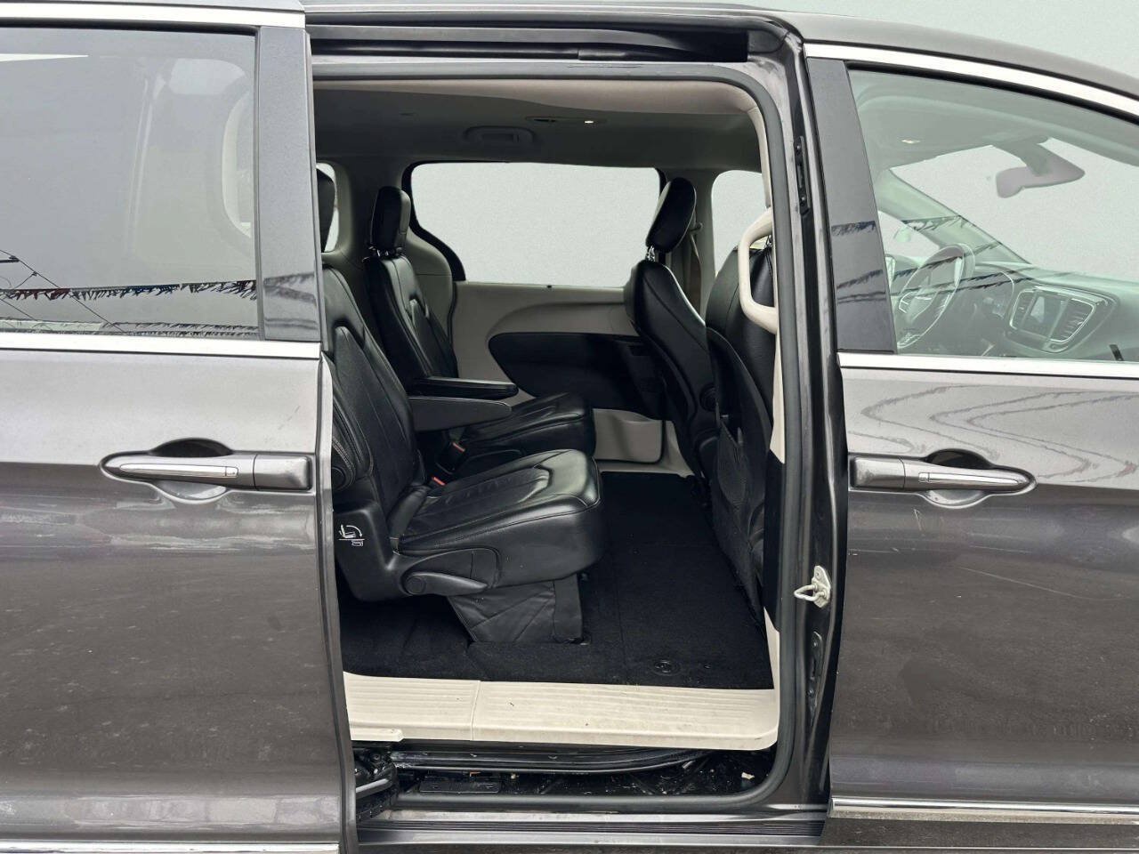 Used 2019 Chrysler Pacifica Touring-L FWD image 16