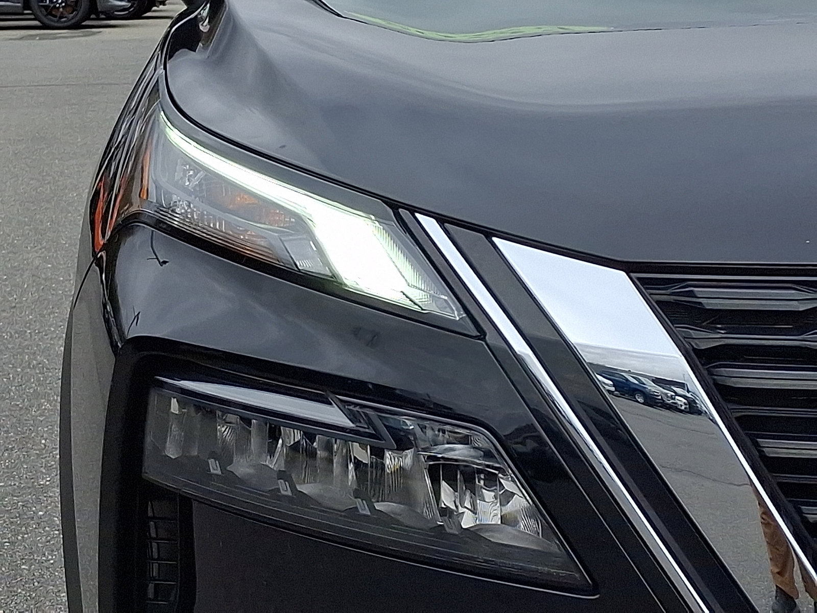 Used 2023 Nissan Rogue S AWD/4WD image 9