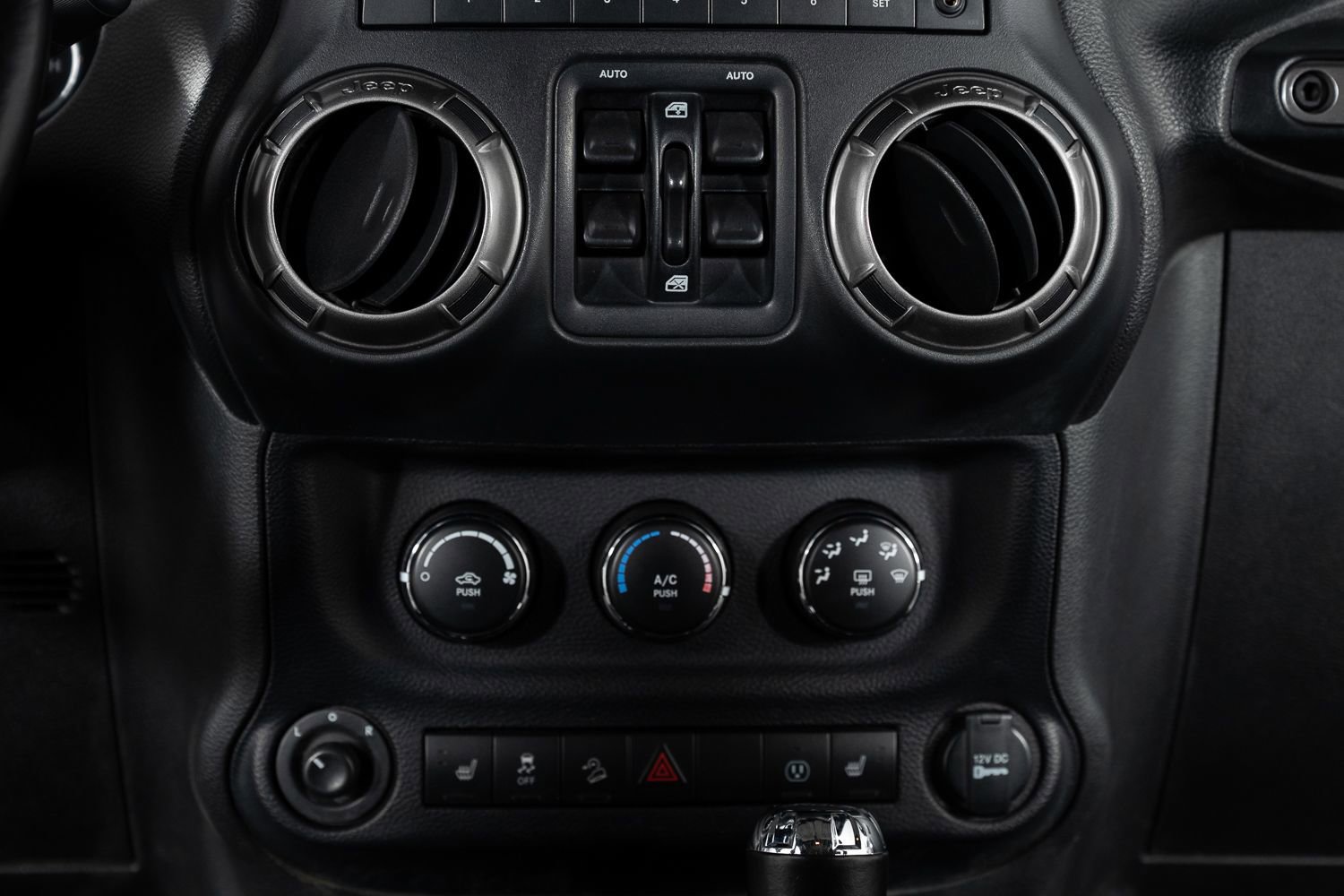 Used 2018 Jeep Wrangler Unlimited Sahara image 34