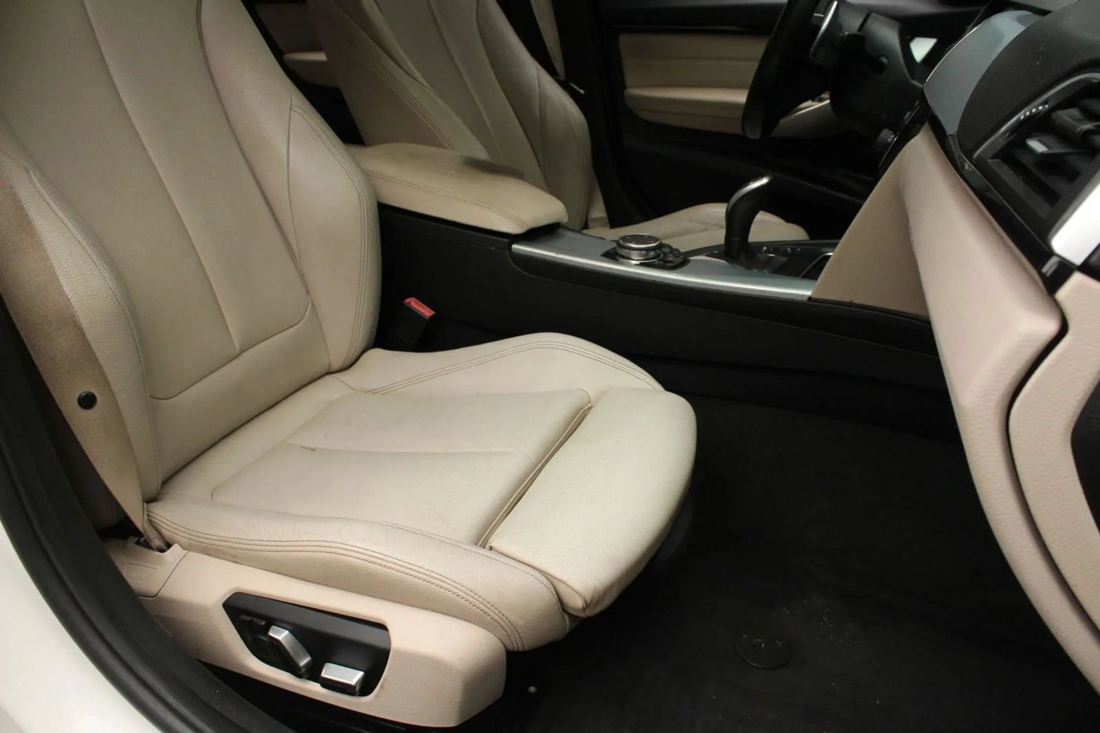 Used 2016 BMW 328i Sedan w/ M Sport Package RWD image 29