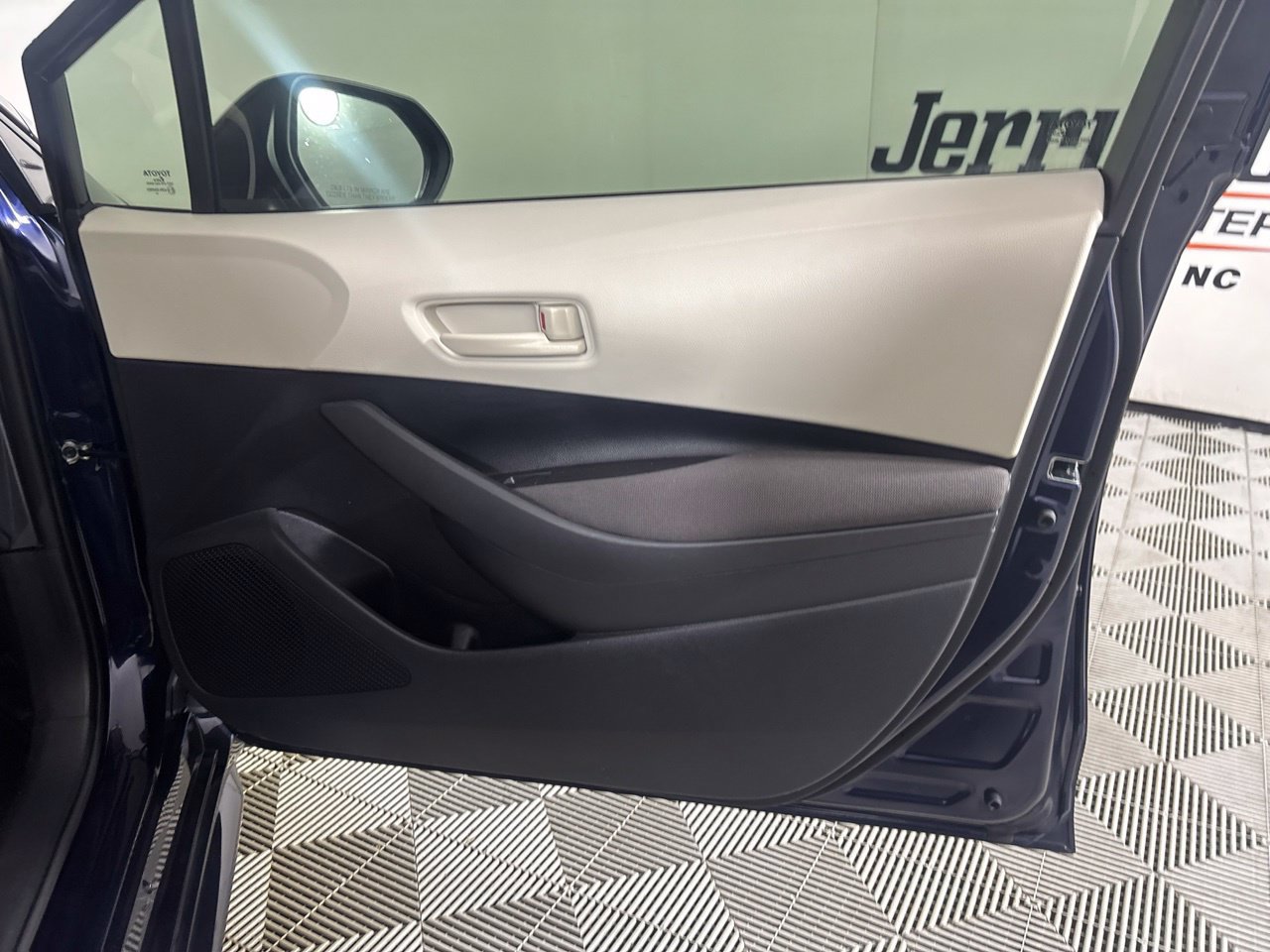 Used 2025 Toyota Corolla LE FWD image 28