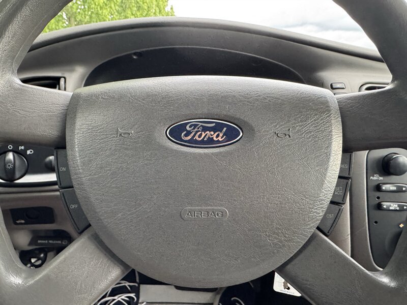 Used 2005 Ford Taurus SE FWD image 19