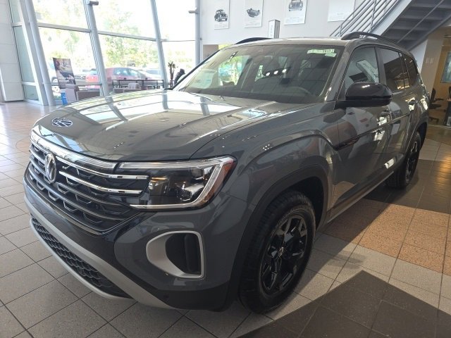 New 2025 Volkswagen Atlas Peak Edition SE image 4