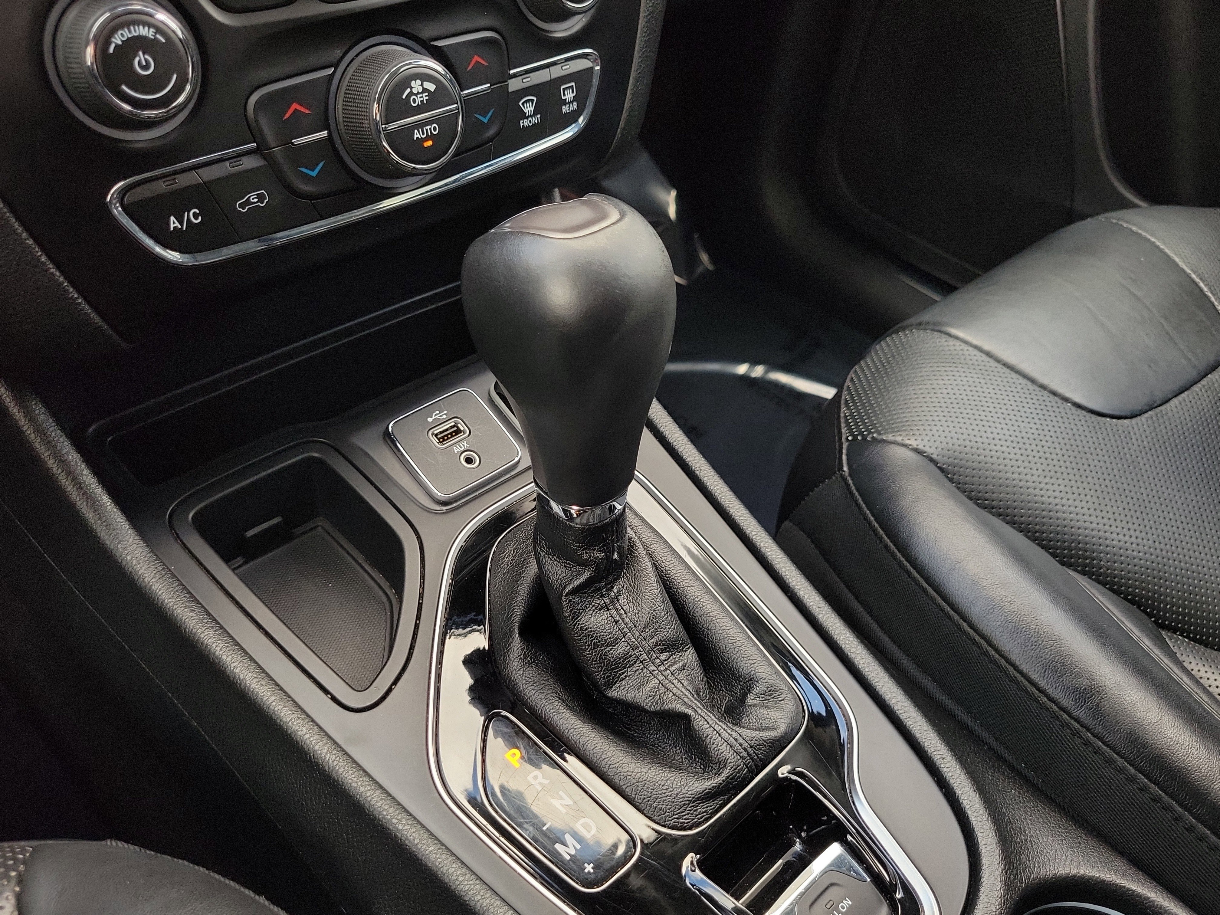 Used 2019 Jeep Cherokee Limited FWD image 23