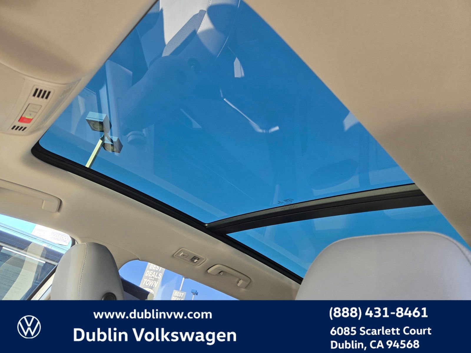 Certified 2022 Volkswagen Taos SE w/ Panoramic Sunroof Package image 21
