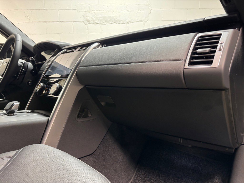 Used 2025 Land Rover Discovery S image 29