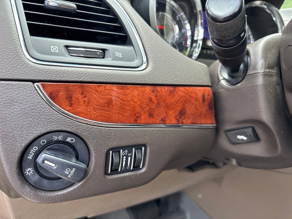 Used 2014 Chrysler Town & Country Limited FWD image 11