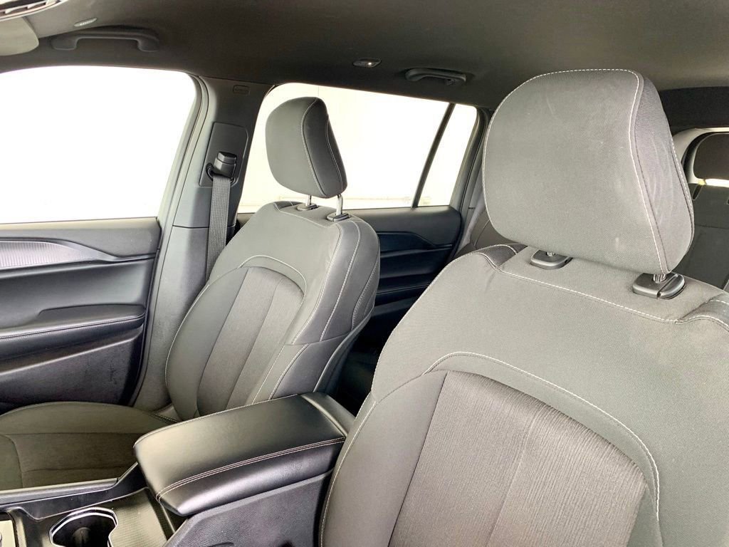 Used 2025 Jeep Grand Cherokee L Laredo w/ Luxury Tech Group I RWD image 12