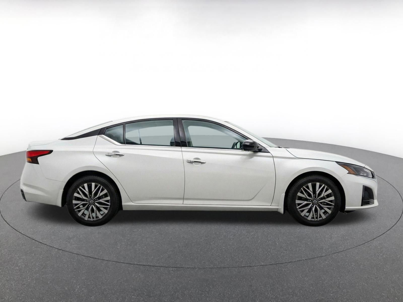 Used 2025 Nissan Altima 2.5 SV FWD image 11