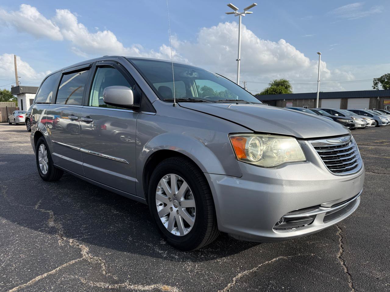 Used 2015 Chrysler Town & Country Touring FWD image 3