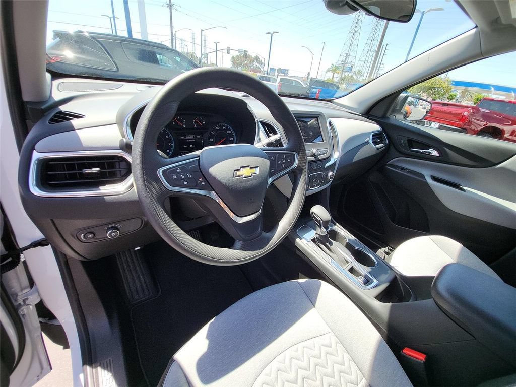 Used 2022 Chevrolet Equinox LS FWD image 2